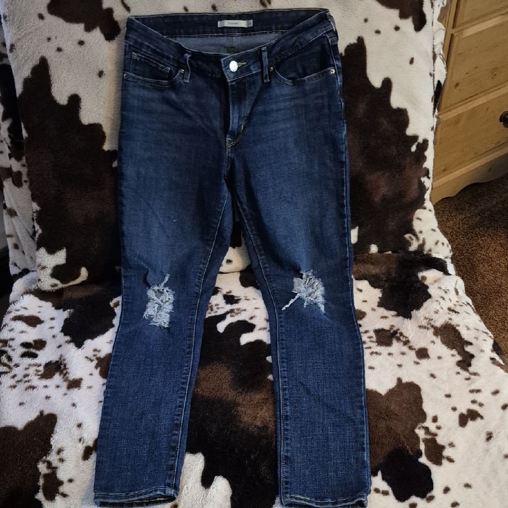 Levi's Ankle Jeans in Deep Blue with Ripped Knees